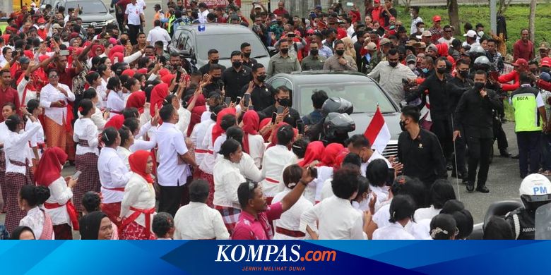 Saat Mobil Presiden Jokowi Dikerumuni Warga di Maluku Tenggara, Paspamres Sempat Kewalahan - Vimarsana News