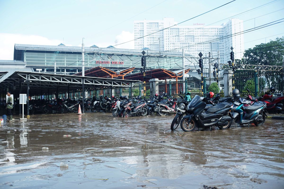 Kai Ganti Rugi Motor Yang Rusak Akibat Banjir Di Stasiun Bekasi