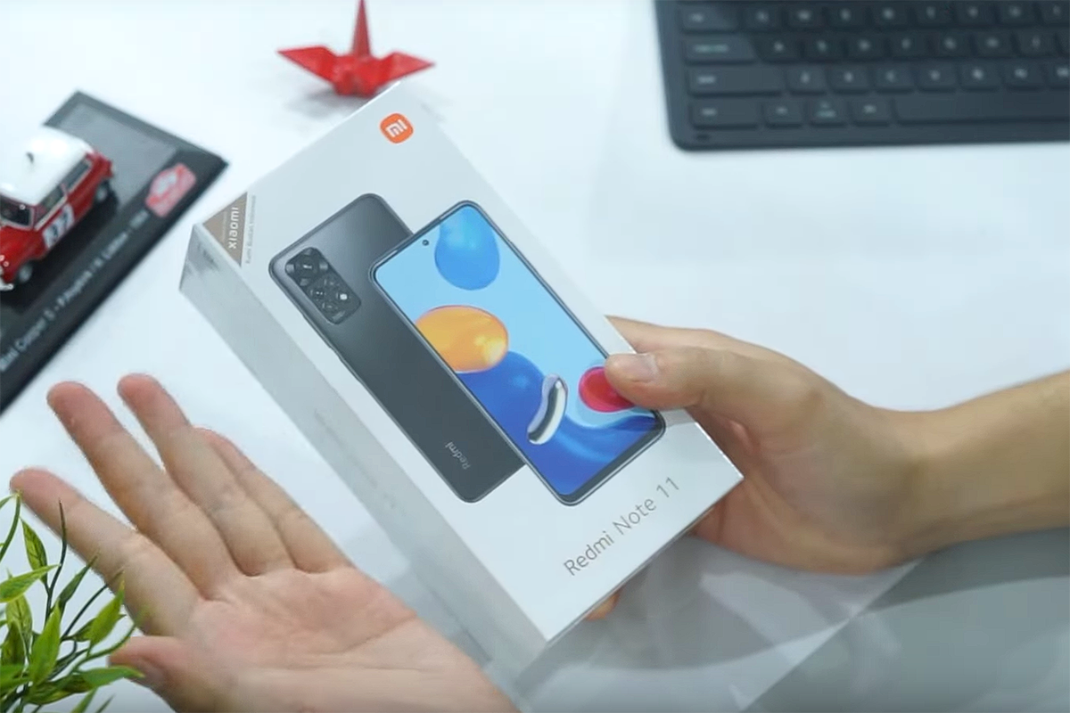 Potongan video unboxing dan hands-on Xiaomi Redmi Note 11 versi indonesia oleh KompasTekno