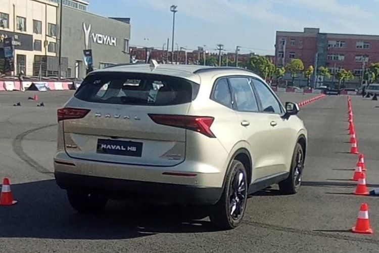 Haval H6 facelift saat diuji di trek slalom di Shanghai, China, Sabtu (26/4/2025).