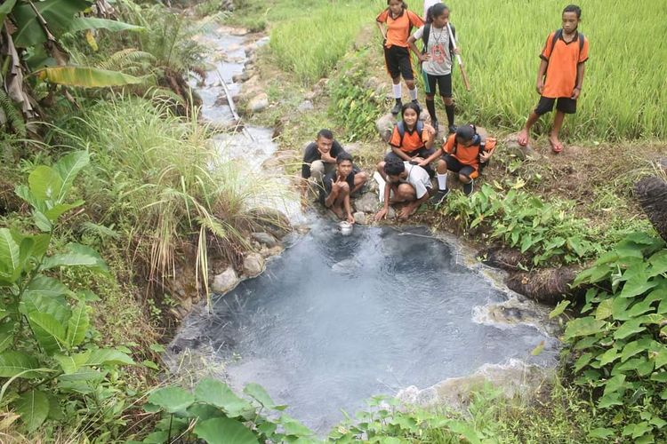 Wisata air panas Wae Mapos, Desa Compang Kempo, Kecamatan Rana Mese, Manggarai Timur ramai dikunjungi oleh warga lokal untuk mandi dan masak telur ayam, Rabu,(30/3/2022).