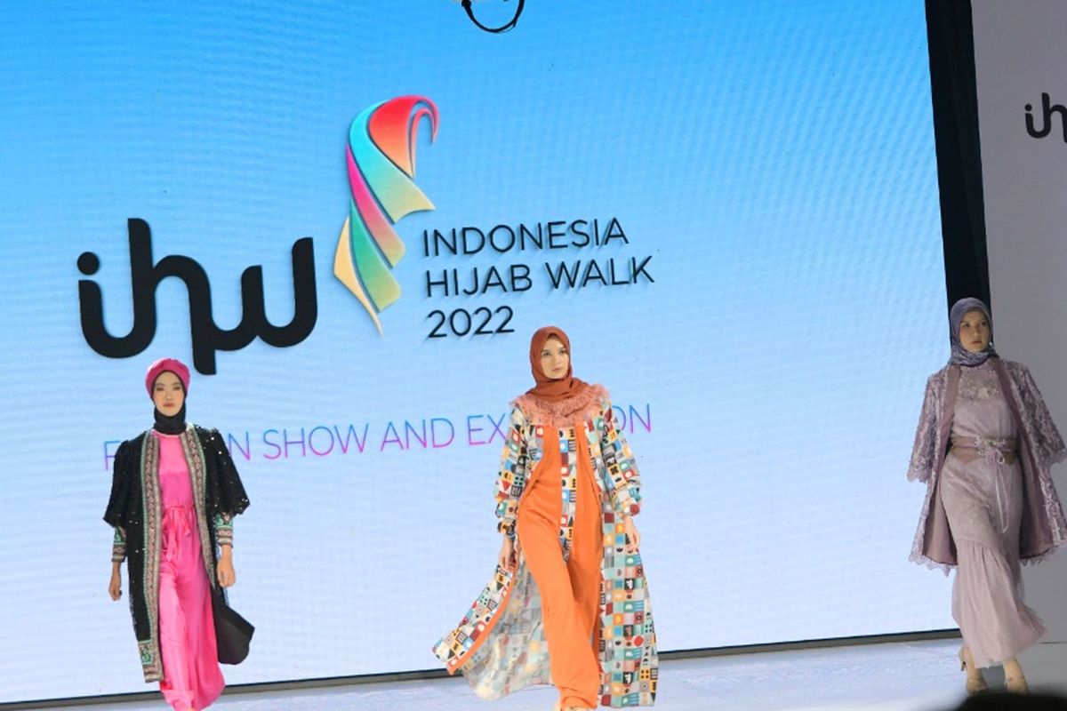 Peragaan busana muslim dalam Indonesia Hijab Walk (IHW) 2022 di Bandung.