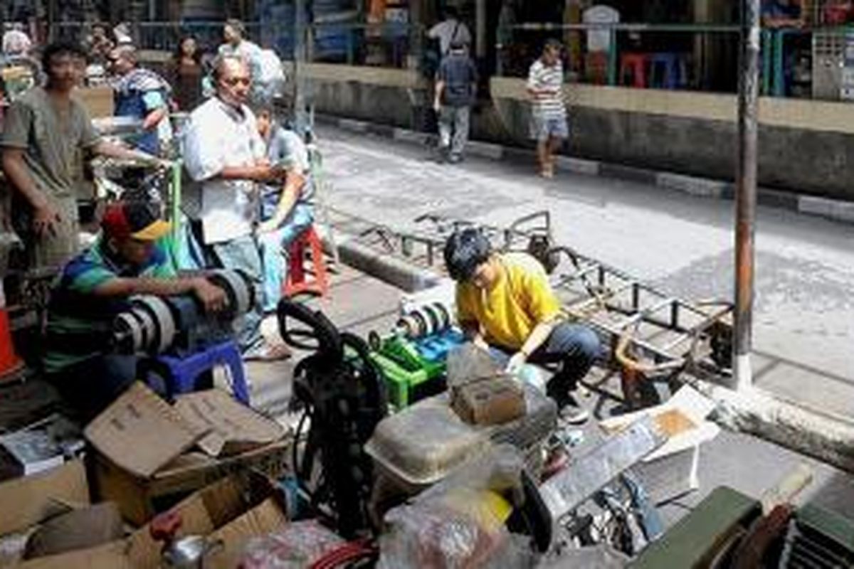 Pertokoan di kawasan Jalan Blustru, Glodok, Jakarta Barat, Senin (4/5). Beragam perlengkapan teknik dan perkakas diperdagangkan di kawasan ini. KOMPAS/RADITYA HELABUMI