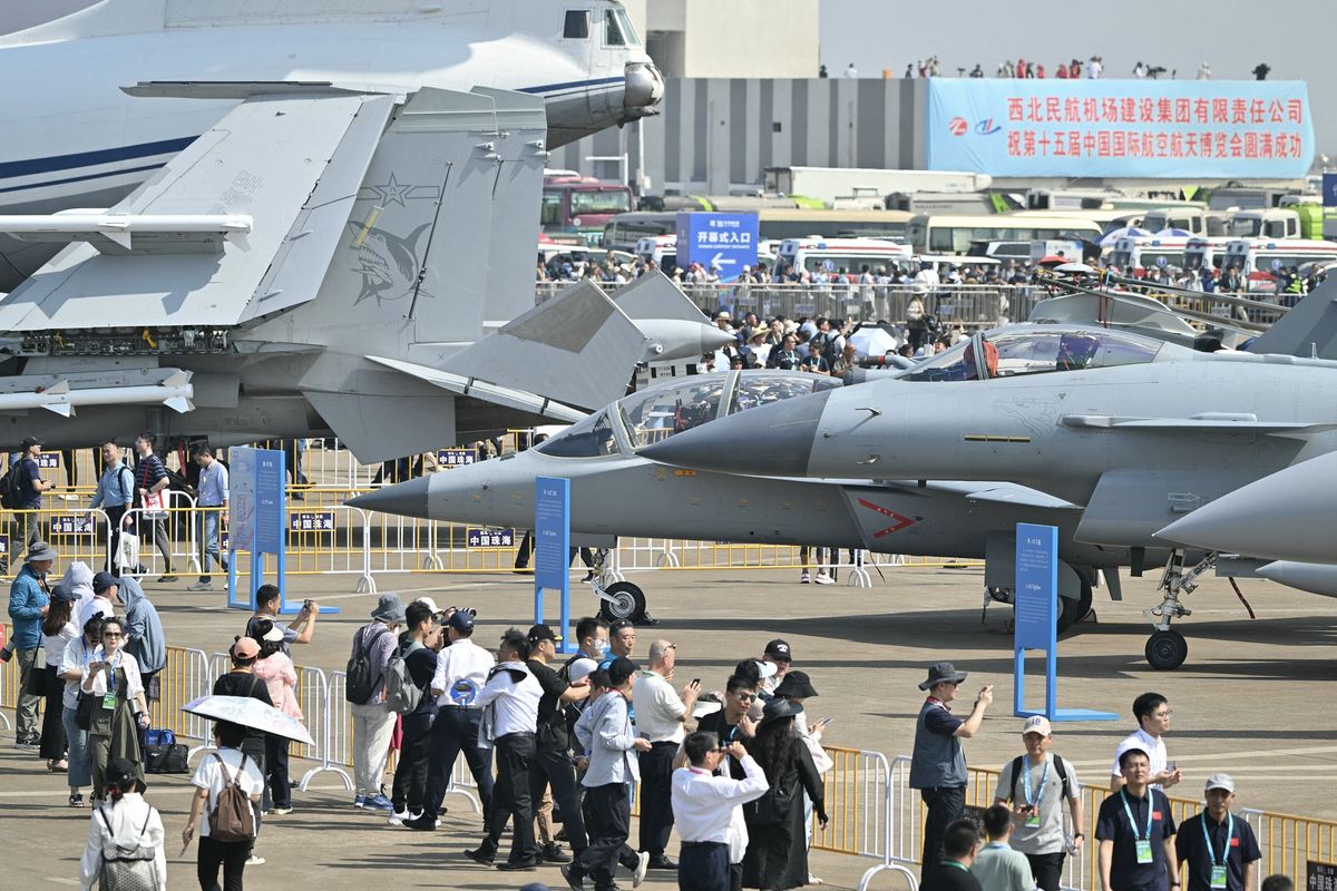 Para pengunjung melihat jet tempur Chengdu J-10 Vigorous Dragon (kanan) dan jet latih Hongdu JL-10 (tengah) dalam China International Aviation and Aerospace Exhibition ke-15 di Zhuhai, China, 12 November 2024.