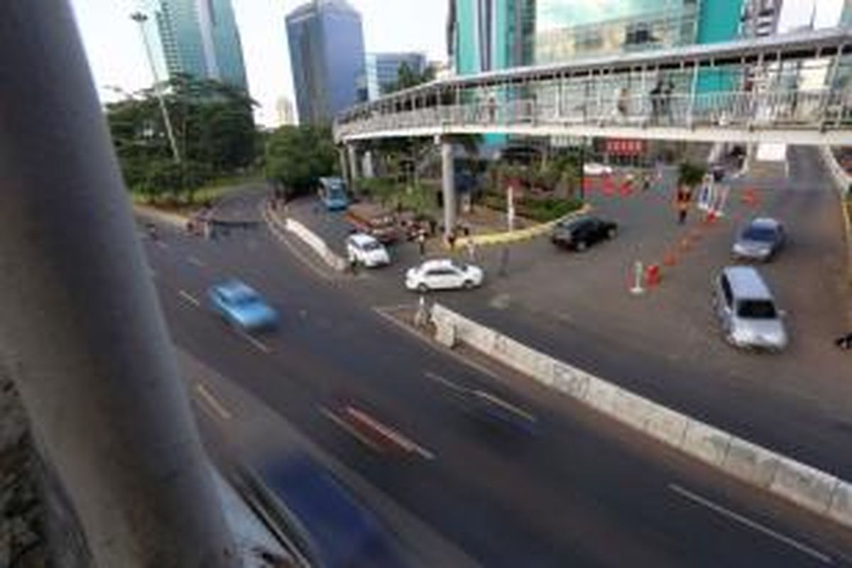 Kendaraan melintas di persimpangan di depan Plaza Semanggi, Jakarta Pusat, Kamis (27/11/2013). Wakil Gubernur DKI Jakarta Basuki Tjahaja Purnama menganggap persimpangan tersebut sebagai penyebab utama kemacetan. Ia meminta Dinas Perhubungan DKI Jakarta bekerja sama dengan kepolisian untuk menutup kembali akses keluar masuk Plaza Semanggi di pinggir Jalan Gatot Subroto tersebut.