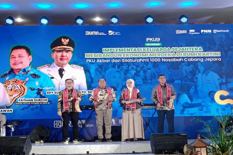 PNM melalui Cabang Pati menggelar acara Pengembangan Kapasitas Usaha (PKU) Akbar kepada 1.000 nasabah PNM Cabang Jepara, di Kota Jepara, Jawa Tengah (Jateng), Sabtu (2/9/2023).