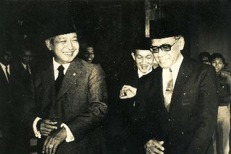 Hamengku Buwono IX bersama Presiden Soeharto setelah acara pelantikan 