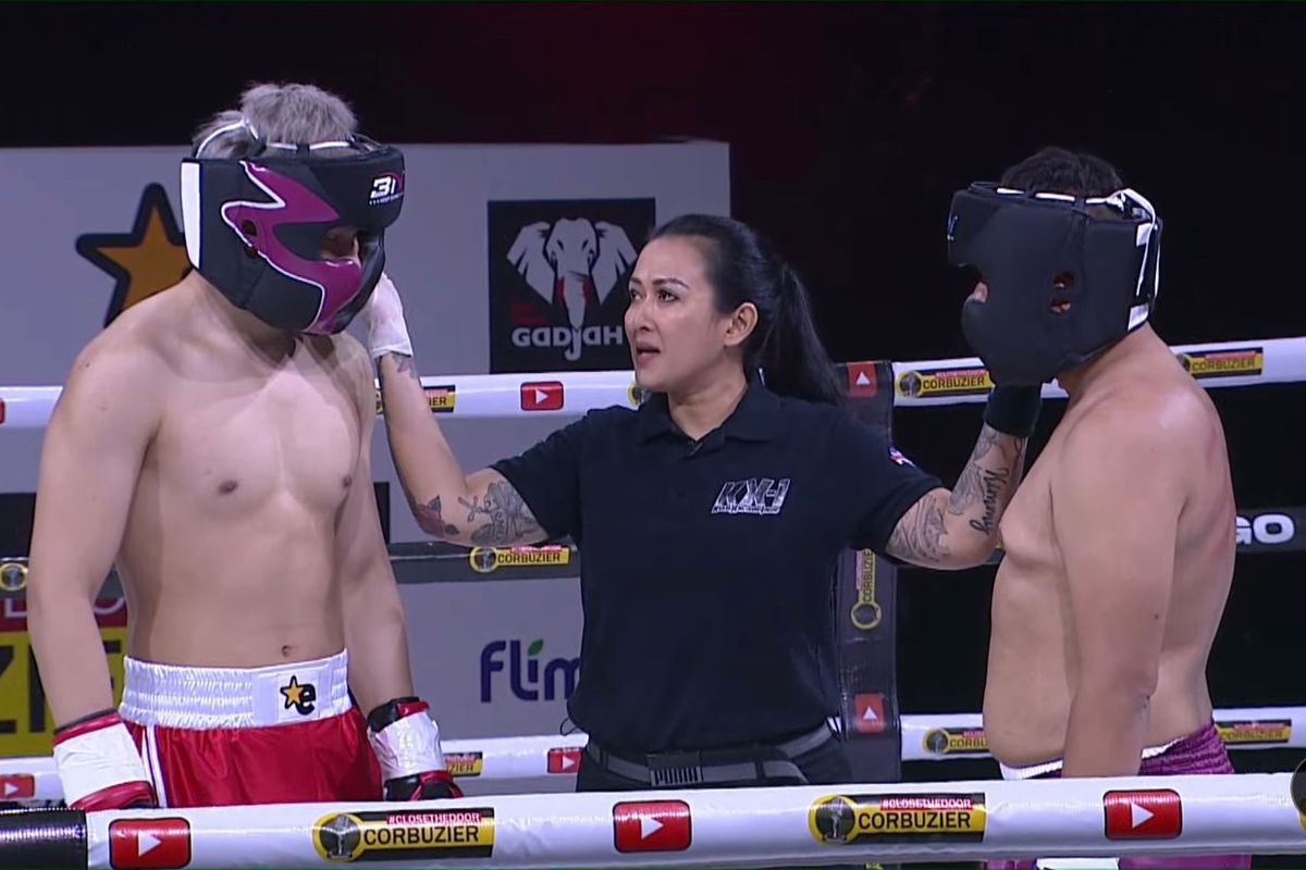 Vicky Prasetyo dan Azka Corbuzier bertarung tinju