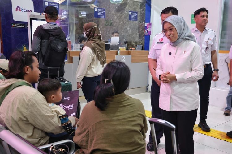 Menteri PANRB Rini Widyantini berinteraksi dengan masyarakat di Stasiun Gambir, Jumat (13/3/2026).