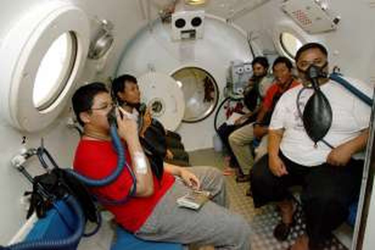 Foto Ilustrasi. Sejumlah penyelam saat bersiap mengenakan masker yang menyalurkan 100 persen oksigen murni di chamber atau ruang udara bertekanan tinggi, Hyperbaric Centre, Rumah Sakit TNI AL, Dr. Mintohardjo, Jakarta, Rabu (31/6/2006). 
