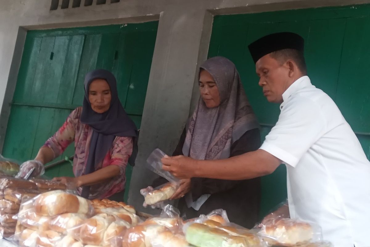 Pasutri penjual roti di Kabupaten Cianjur, Jawa Barat berencana naik haji tahun ini setelah 20 tahun menabung.