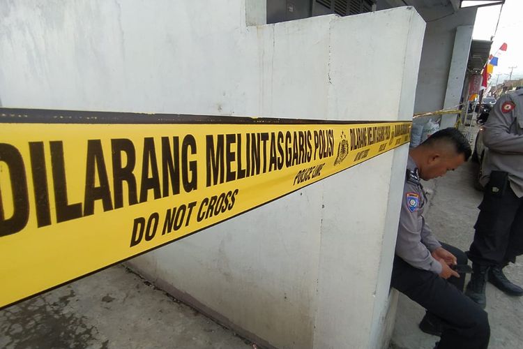 Aksi penusukan oleh pria misterius terjadi di sebuah warung grosir sembako di Kampung Ngamprah Landeuh RT 03 RW 07 Desa Sukatani, Kecamatan Ngamprah, Kabupaten Bandung Barat (KBB), Jawa Barat pada Selasa (8/8/2023).
