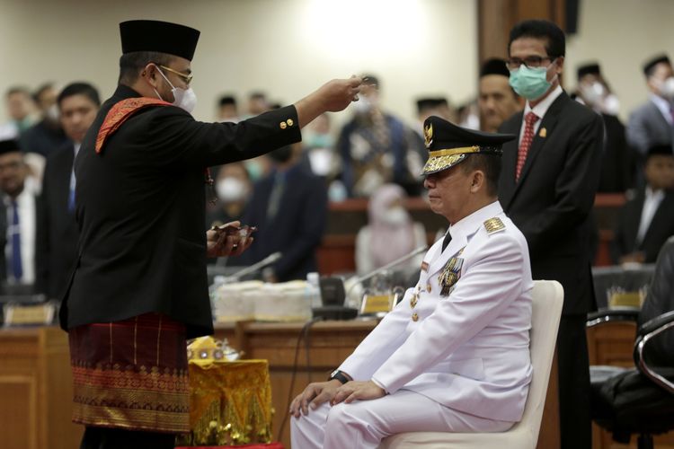 Penjabat (Pj) Gubernur Aceh Mayjen TNI (Purn) Achmad Marzuki (tengah) di peusijuek (tepung tawar) secara adat oleh Ketua Majelis Adat Aceh (MAA) seusai dilantik oleh Menteri Dalam Negeri Tito Karnavian (kiri) di ruang rapat paripurna DPRA Banda Aceh, Aceh, Rabu (6/7/2022). Presiden Joko Widodo menunjuk Mayjen TNI (Purn) Achmad Marzuki sebagai Pj Gubernur Aceh untuk mengisi kekosongan jabatan setelah berakhirnya tugas Gubernur Aceh Nova Iriansyah pada 5 Juli 2022. ANTARA FOTO/Irwansyah Putra/YU