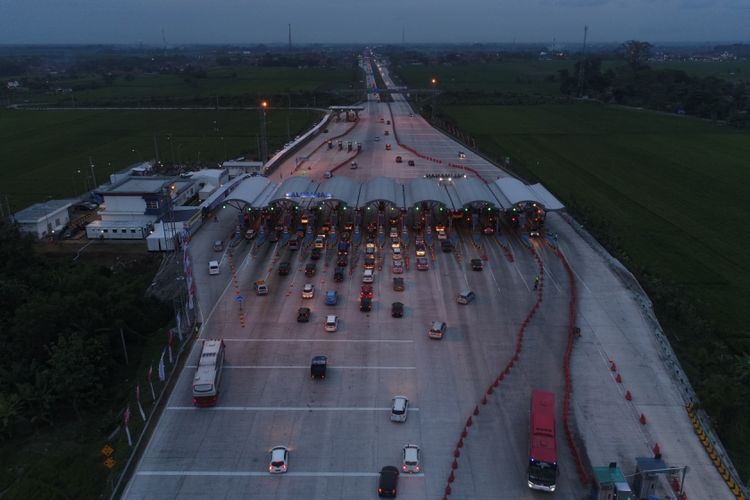 Foto udara situasi Gerbang Tol Palimanan, Palimanan, Jawa Tengah, Sabtu (24/6/2017) pukul 17.45. Kondisi di gerbang tol ini terpantau sepi lancar