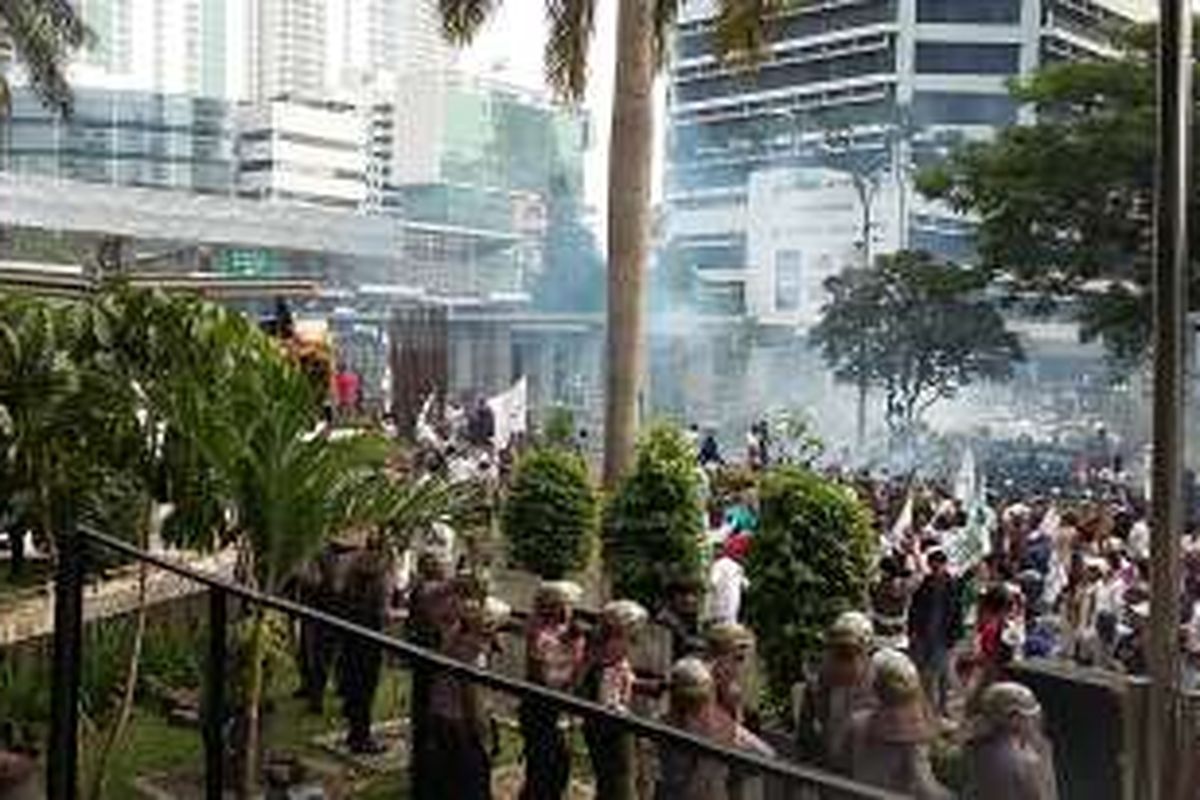 Pengunjuk rasa melempari polisi dan Gedung KPK, Jumat (20/5/2016).