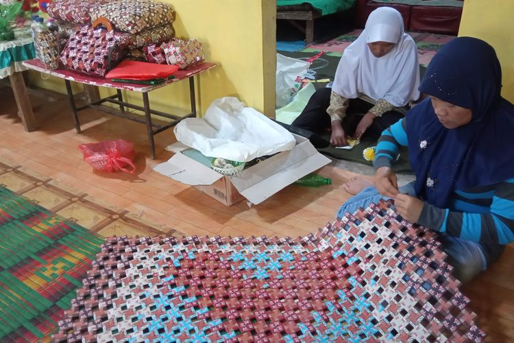 Warga Dusun Tawang Samirono Getasan Kabupaten Semarang mengayam bungkus kopi sachet menjadi taplak.