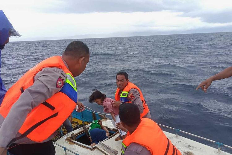 Aparat TNI Polri berhasil mengevakuasi puluhan penumpang speedboat yang mengalami mati mesin dan nyaris tenggelam setelah dihantam gelombang tinggi di peraiaran laut Seram, Maluku, Selasa (28/12/2021)