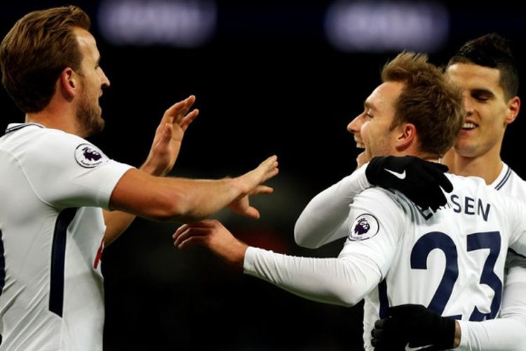 Christian Eriksen (23) merayakan gol Tottenham Hotspur ke gawang Stoke City pada partai Liga Inggris di Stadion Wembley, Sabtu (9/12/2017) dini hari WIB.