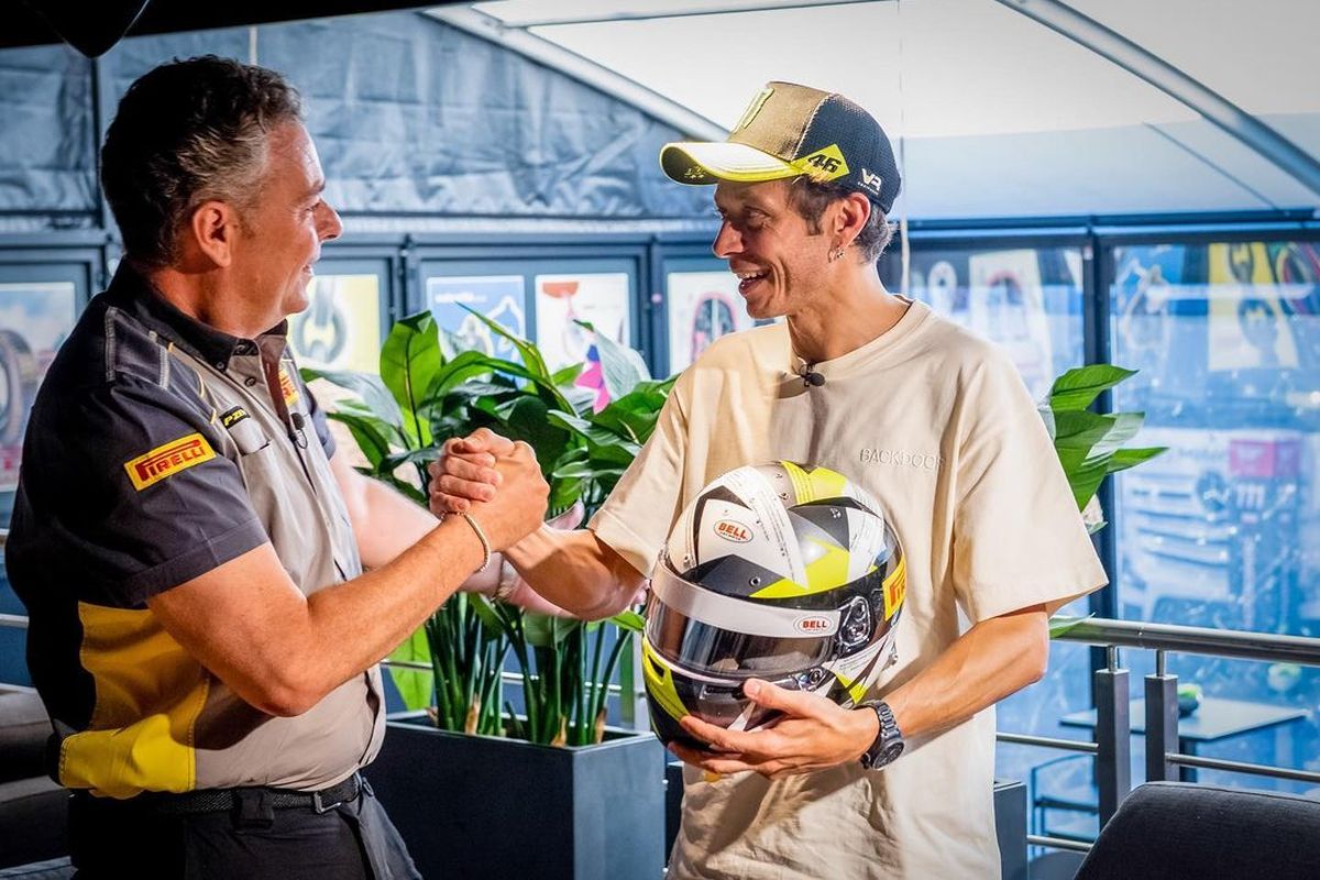 Pirelli memberikan hadiah helm dengan desain spesial untuk Valentino Rossi