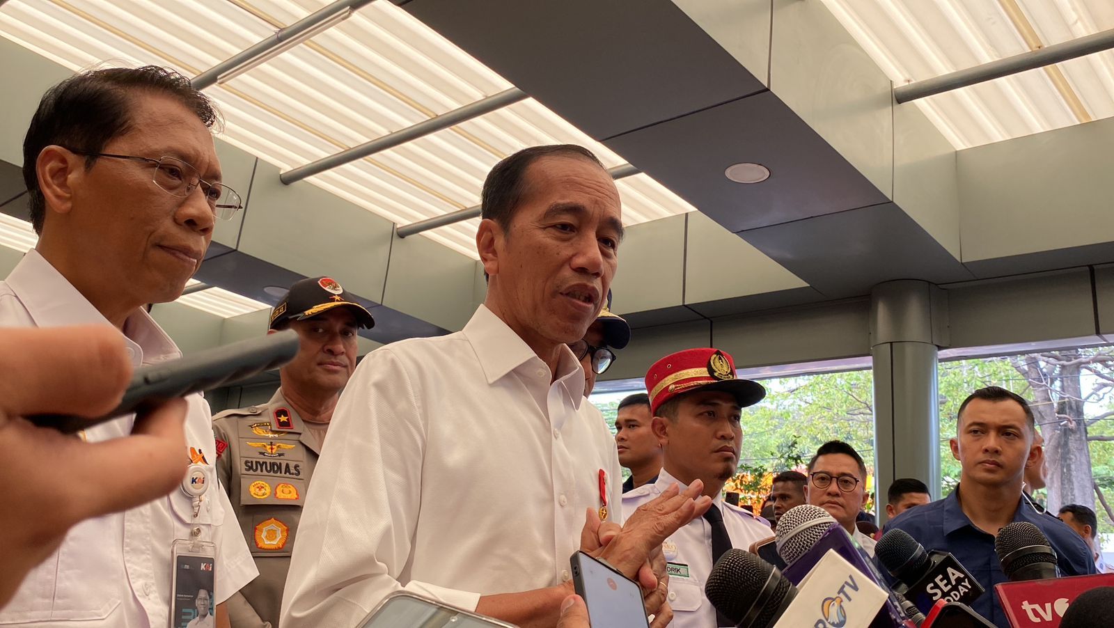 Tinjau Arus Mudik Lebaran di Stasiun Pasar Senen, Jokowi: Semuanya Rapi