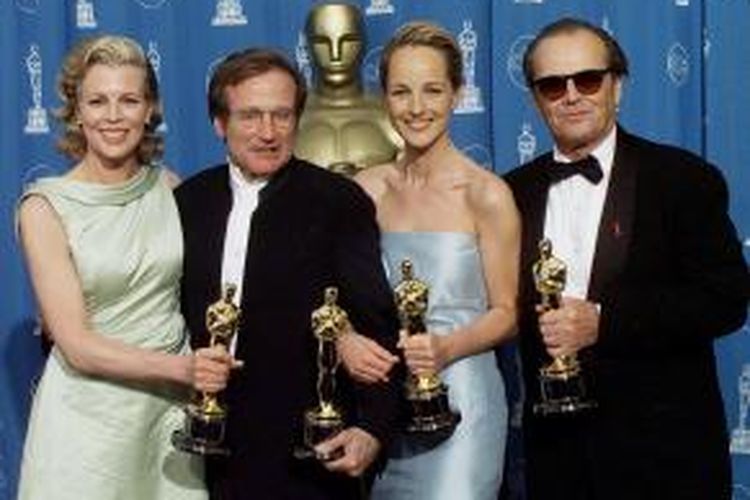 Robin Williams (dua dari kiri) sesudah mendapatkan Piala Oscar dalam Academy Awards 1997, pada 23 Maret 1998.