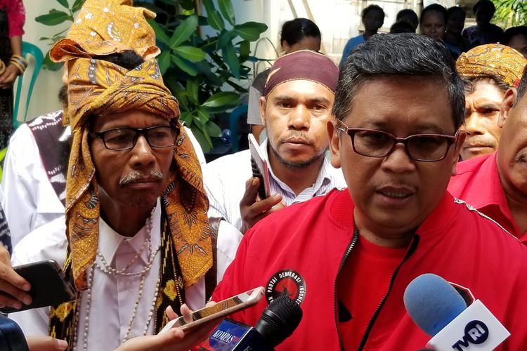 Sekjen PDI Perjuangan Hasto Kristiyanto dan tokoh adat  di Maumere, NTT, Selasa (9/4/2019).