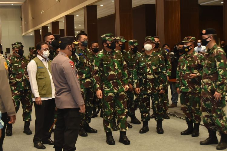 Panglima TNI Marsekal Hadi Tjahjanto meninjau pelaksanaan vaksinasi di Jakarta International Expo (JIExpo) Kemayoran, Jakarta Pusat, Selasa (29/6/2021).