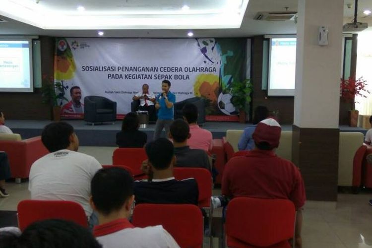 Kemenpora melalui Pusat Pengembangan Ilmu Pengetahuan dan Teknologi Kesehatan Olahraga Nasional (PPITKON) menggelar sosialisasi percepatan penanganan seorang pemain yang cedera disaat melakoni pertandingan, berlangsung di Rumah Sakit Olahraga Nasional (RSON), Cibubur, Jakarta Timur, Kamis 26/10/2017).