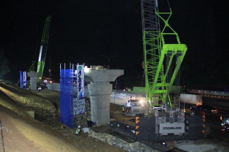 Proses pemasangan steel box girder proyek Jalan Tol Jakarta Cikampek II (Elevated), Selasa (7/11/2017) dini hari. 