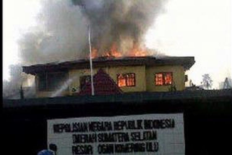 Kantor Polres Ogan Komering Ulu (OKU) Sumatera Selatan yang dibakar sejumlah oknum anggota TNI, Kamis (7/3/2013) pagi. Foto diambil dari halaman pengguna Twitter (mardian79).