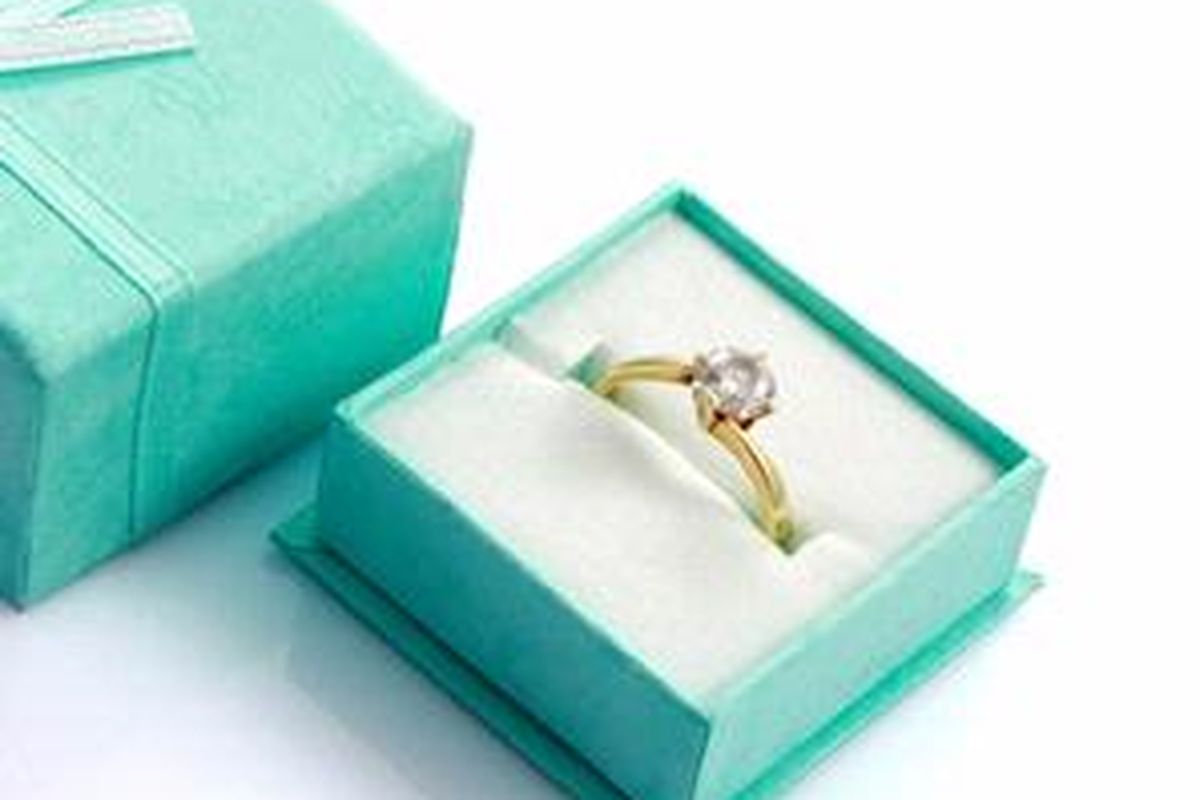 Selain cincin, Anda juga bisa menemukan perhiasan dalam bentuk gelang dan anting-anting.