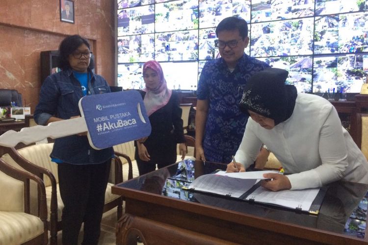 Penandatanganan serah terima Mobil Pustaka oleh Bapak Rusdi Amral selaku perwakilan dari Kompas Gramedia kepada Ibu Tri Rismaharini, Walikota Surabaya.