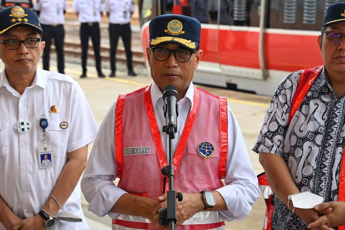 Menteri Perhubungan Budi Karya Sumadi mengecek Kereta Api Makassar-Parepare lintas Maros-Garongkong, Selasa (28/3/2023).