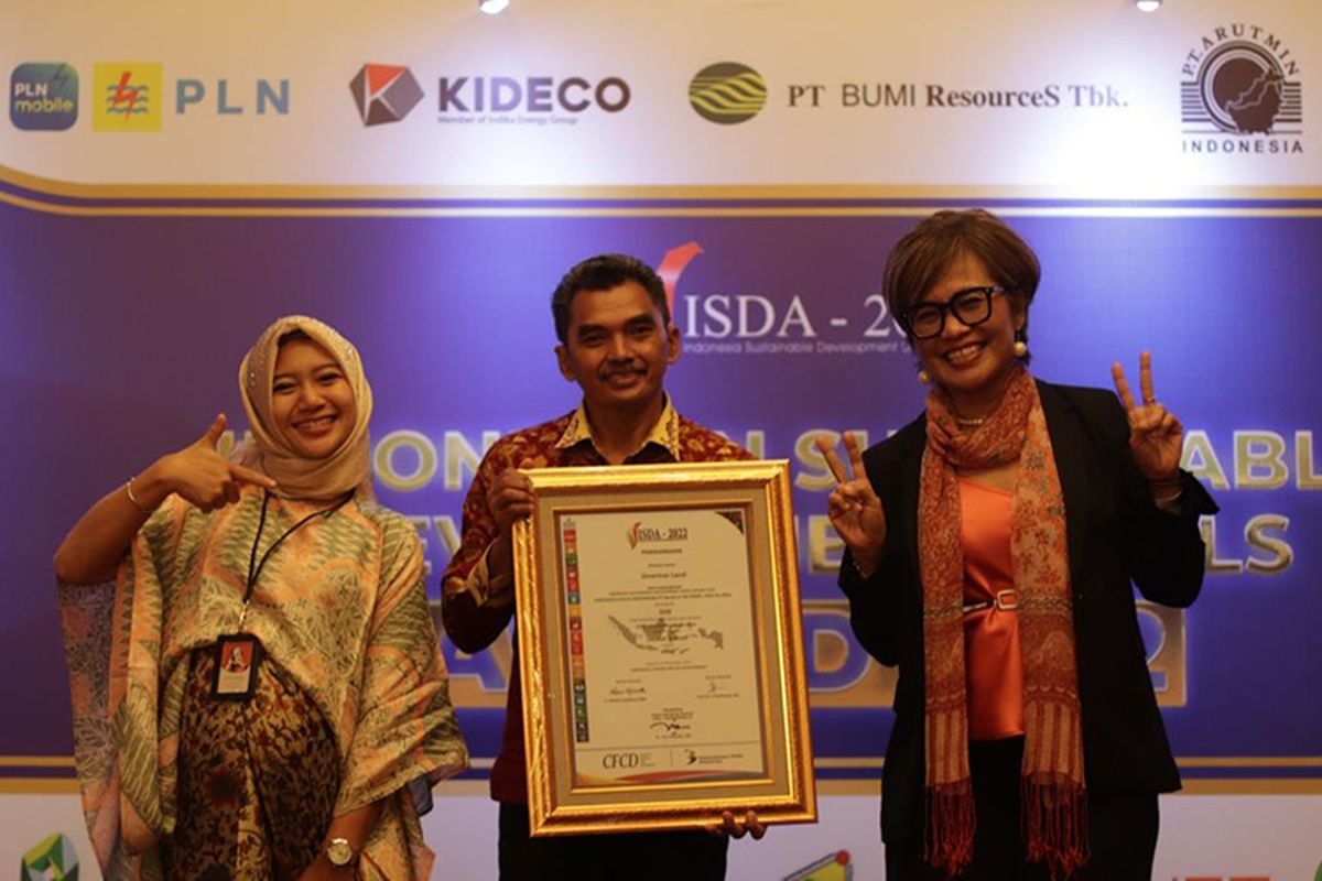 Sekolah Berhati dari Sinar Mas Land meraih penghargaan Gold Winner pada ajang Indonesia Sustainable Development Goals Award (ISDA) 2022 di Hotel Ritz Carlton, Jakarta, Selasa (22/11/2022). 