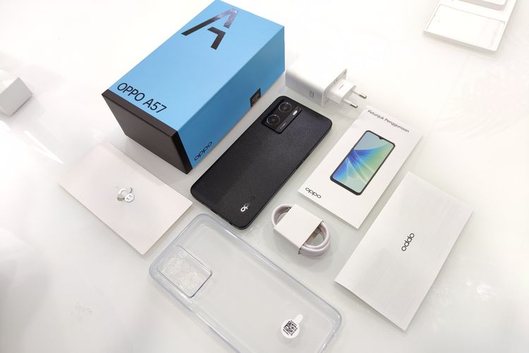 Oppo A57 packaging contents.  In the sales box of this mobile phone, in addition to the unit, users will get a soft case, a 33W SuperVOOC charger adapter, a data cable, a SIM slot, a manual and a mobile phone warranty card.