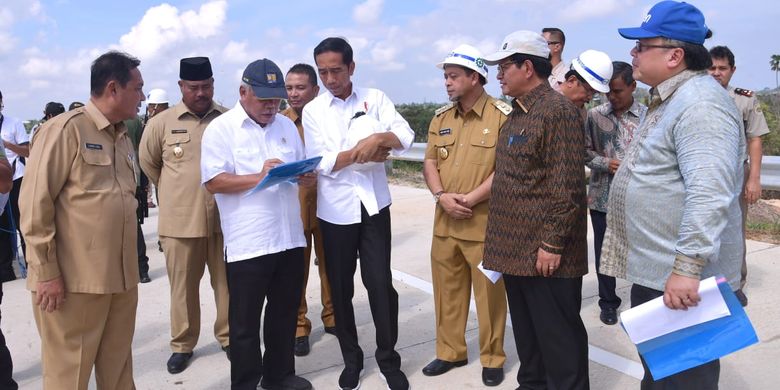 Presiden Joko Widodo meninjau kawasan Bukit Soeharto di Kabupaten Kutai Kartanegara, Kalimantan Timur, yang menjadi salah satu lokasi calon Ibu Kota baru, Selasa (7/5/2019).