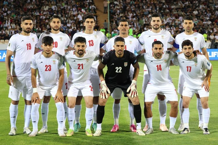 Para pemain Iran berpose menjelang pertandingan sepak bola Grup A Kualifikasi Piala Dunia 2026 Zona Asia antara Iran vs Korea Utara di Azadi Sports Complex di Teheran pada 10 Juni 2025. (Photo by ATTA KENARE / AFP)