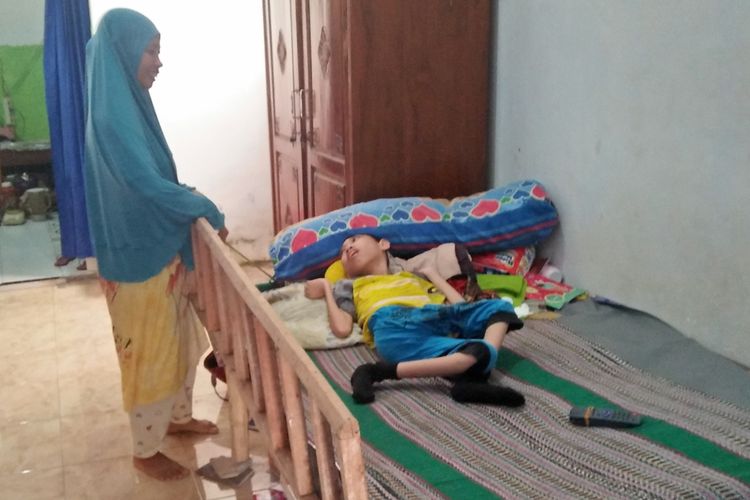 Tempat tidur Shauqi Ahsanan Nasid, yang sudah dimodifikasi sedemikian rupa untuk menjaga keselamatan ketika ditinggal oleh Nur Azizah bekerja.