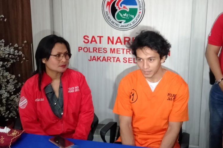 Jefri Nichol (Kanan) dan Kasat Narkoba Polres Jakarta Selatan, Komisaris Vivick Tjangkung di Mapolres Metro Jakarta Selatan, Kamis (25/7/2019)