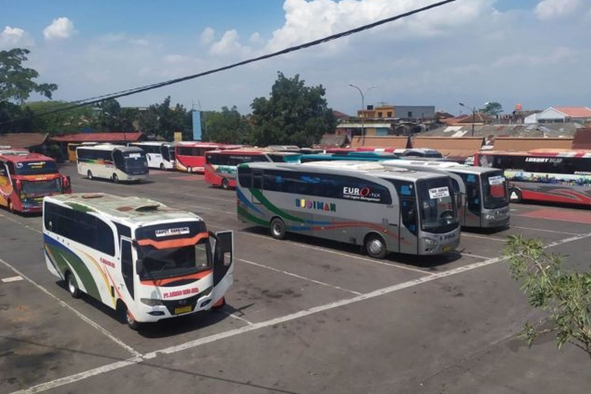 Sejumlah bus menunggu penumpang di Terminal Cicaheum, Kota Bandung, Jawa Barat. 
