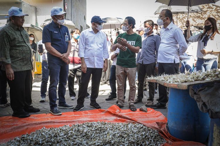 Menteri Koperasi dan Usaha Kecil Menengah (MenKopUKM), Teten Masduki bertemu nelayan.