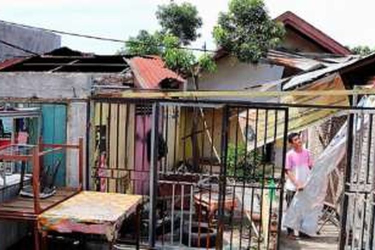 Warga Kecamatan Medan Area, Kota Medan, Sumatera Utara, memperbaiki atap rumah, Rabu (14/9), yang rusak akibat hujan lebat disertai angin kencang pada Selasa (13/9) malam. Sedikitnya 93 rumah di tiga kecamatan di Kota Medan rusak akibat diterjang angin kencang.