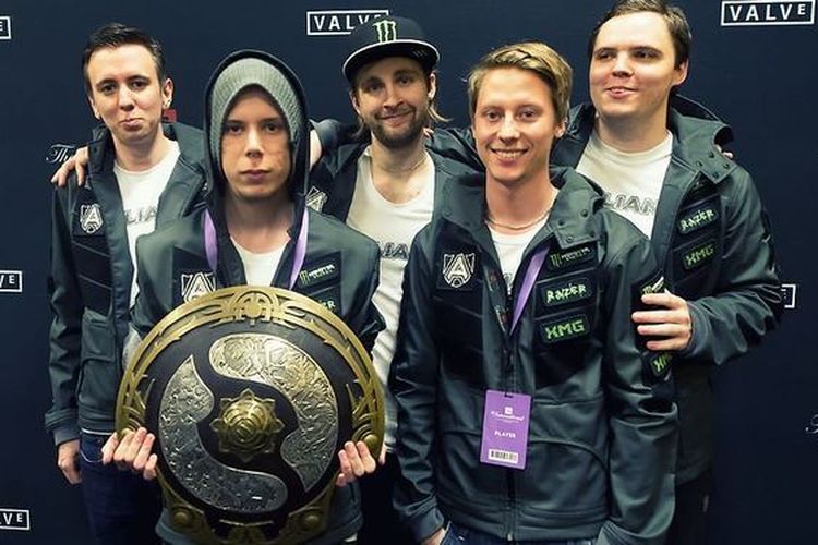 AdmiralBulldog (paling kanan) bersama rekan-rekannya di tim Alliance ketika membawa pulang trofi Aegis of Champion The International 2013.