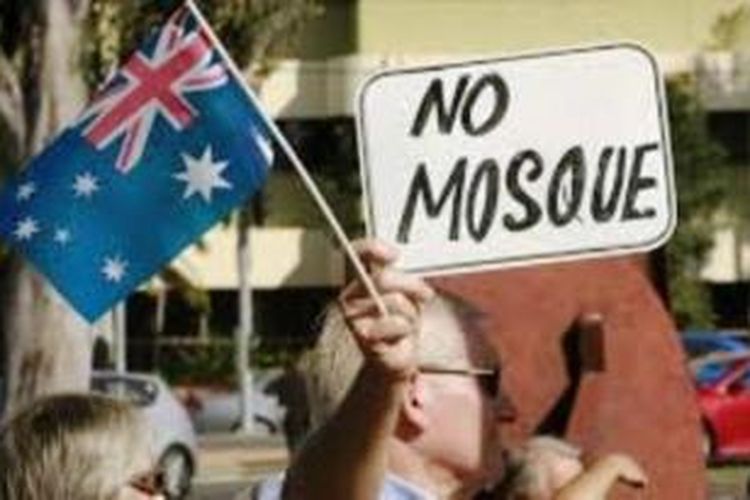 Aksi protes warga Currumbin di daerah Gold Coast, Australia, atas rencana pembangunan masjid.