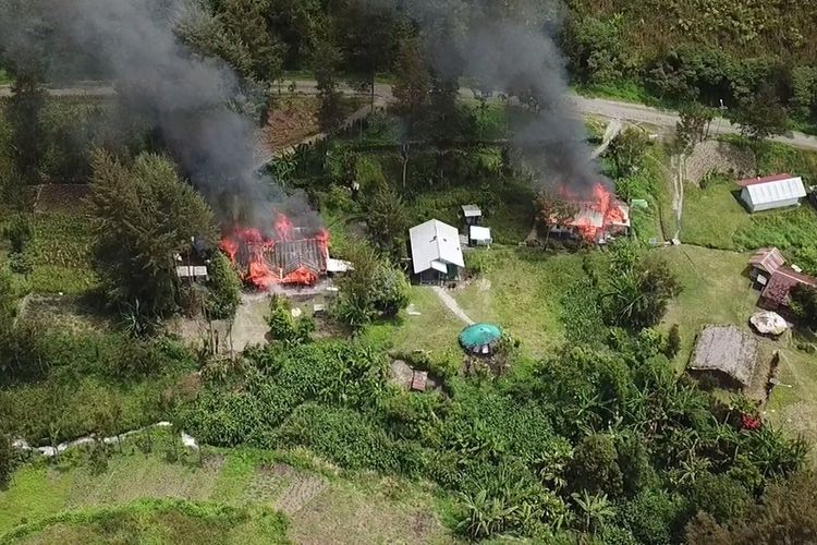 Dua rumah di Distrik Beoga, Kabupaten Puncak, yang tengah terbakar. Kejadian tersebut dilakukan KKB yang telah berada di lokasi tersebut sejak 8 April 2021, Papua, Selasa (13/4/2021)