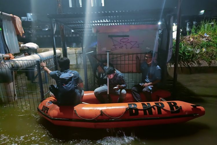 Petugas pemadam kebakaran dan BPBD Kota Tangerang sedang melakukan pemeriksaan di sekitar area banjir di Priuk.Banjir itu tepatnya berlokasi di Jalan Regency, Kelurahan Gerbang Raya, Kecamatan Priuk, Kota Tangerang, sejak sore hari Kamis (22/9/2022).
