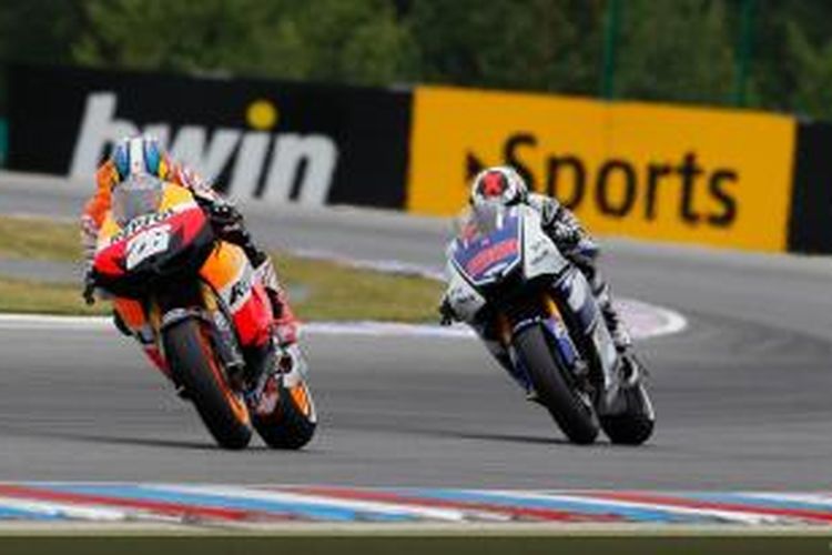 Pebalap Honda, Dani Pedrosa (kiri) memacu motornya di Sirkuit Brno, diikuti pebalap Yamaha, Jorge Lorenzo, pada balapan GP Ceko, 26 Agusutus 2012.