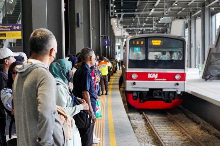 Tembus 181,6 Juta Penumpang dalam 6 Bulan, Commuter Line Jabodetabek Makin Diminati Masyarakat