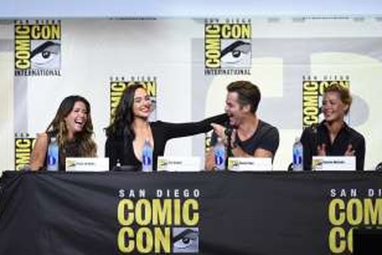 Dari kiri: Sutradara Patty Jenkins dan para bintang film Wonder Woman, yakni Gal Gadot, Chris Pine, dan Connie Nelson, hadir di Comic-Con International 2016 di San Diego Convention Center, San Diego, Sabtu (23/7/2016).