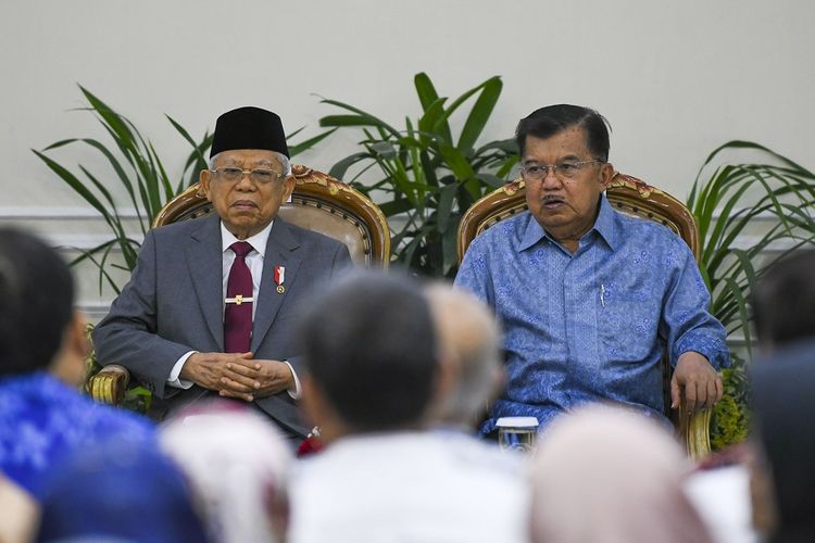 Wakil Presiden Maruf Amin (kiri) bersama Wakil Presiden ke-10 dan ke-12 RI Jusuf Kalla (kanan) menghadiri acara penyerahan memori jabatan Wakil Presiden di Istana Wakil Presiden, Jakarta, Senin (21/10/2019). Wakil Presiden Maruf Amin menerima memori jabatan Wakil Presiden dari mantan Wapres Jusuf Kalla sebagai tanda keberlanjutan tugas-tugas Wakil Presiden. ANTARAFOTO/Galih Pradipta/wsj.